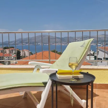 Penthouse Paulina - Large Sunny Terrace - Seaview - 250m To And Restaurants - Free Parking - And Ciovo - 15 Minutes To Airport Apartman Trogir