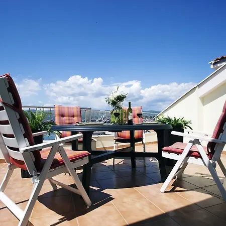 Apartman Penthouse Paulina - Large Sunny Terrace - Seaview - 250m To And Restaurants - Free Parking - And Ciovo - 15 Minutes To Airport