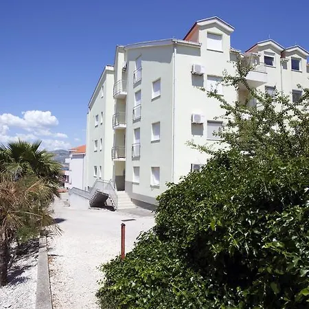 Apartament Penthouse Paulina - Large Sunny Terrace - Seaview - 250m To And Restaurants - Free Parking - And Ciovo - 15 Minutes To Airport Trogir