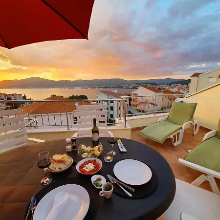 Penthouse Paulina - Large Sunny Terrace - Seaview - 250m To And Restaurants - Free Parking - And Ciovo - 15 Minutes To Airport *