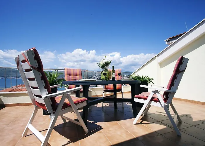 公寓 Penthouse Paulina - Large Sunny Terrace - Seaview - 250m To And Restaurants - Free Parking - And Ciovo - 15 Minutes To Airport