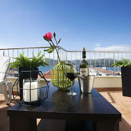 Penthouse Paulina - Large Sunny Terrace - Seaview - 250m To And Restaurants - Free Parking - And Ciovo - 15 Minutes To Airport Trogir