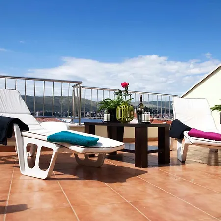 Penthouse Paulina - Large Sunny Terrace - Seaview - 250m To And Restaurants - Free Parking - And Ciovo - 15 Minutes To Airport Apartamento *