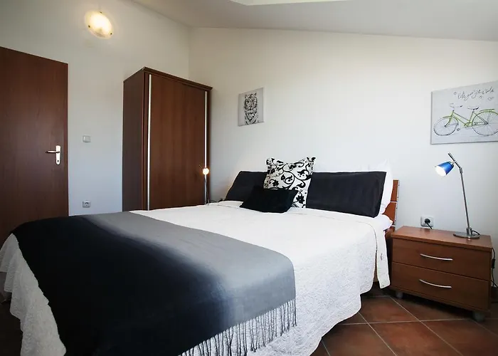 Apartman Penthouse Paulina - Large Sunny Terrace - Seaview - 250m To And Restaurants - Free Parking - And Ciovo - 15 Minutes To Airport *
