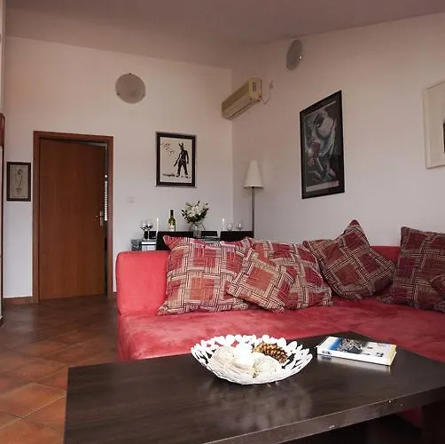 Apartman Penthouse Paulina - Large Sunny Terrace - Seaview - 250m To And Restaurants - Free Parking - And Ciovo - 15 Minutes To Airport *