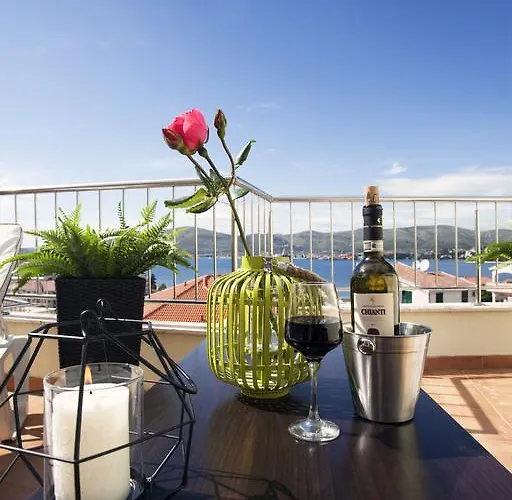 Apartman Penthouse Paulina - Large Sunny Terrace - Seaview - 250m To And Restaurants - Free Parking - And Ciovo - 15 Minutes To Airport Trogir