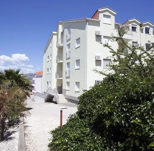 Apartman Penthouse Paulina - Large Sunny Terrace - Seaview - 250m To And Restaurants - Free Parking - And Ciovo - 15 Minutes To Airport Trogir