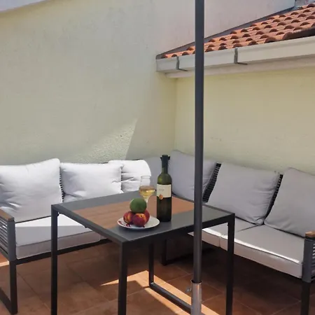 Penthouse Paulina - Large Sunny Terrace - Seaview - 250m To And Restaurants - Free Parking - And Ciovo - 15 Minutes To Airport Daire Trogir