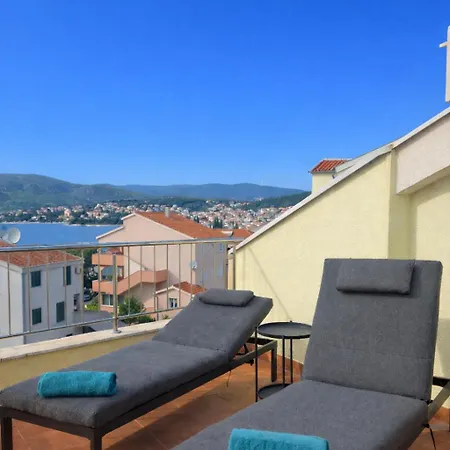 Apartment Penthouse Paulina - Large Sunny Terrace - Seaview - 250m To And Restaurants - Free Parking - And Ciovo - 15 Minutes To Airport *
