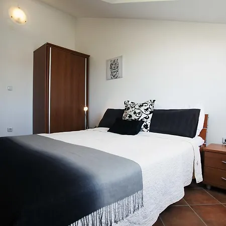 Daire Penthouse Paulina - Large Sunny Terrace - Seaview - 250m To And Restaurants - Free Parking - And Ciovo - 15 Minutes To Airport *