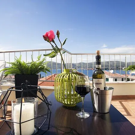 Daire Penthouse Paulina - Large Sunny Terrace - Seaview - 250m To And Restaurants - Free Parking - And Ciovo - 15 Minutes To Airport Trogir