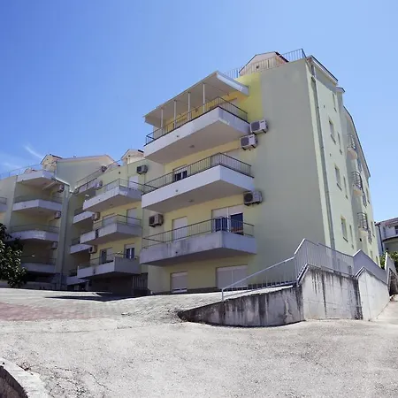 Daire Penthouse Paulina - Large Sunny Terrace - Seaview - 250m To And Restaurants - Free Parking - And Ciovo - 15 Minutes To Airport