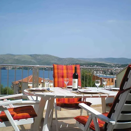 Daire Penthouse Paulina - Large Sunny Terrace - Seaview - 250m To And Restaurants - Free Parking - And Ciovo - 15 Minutes To Airport Trogir