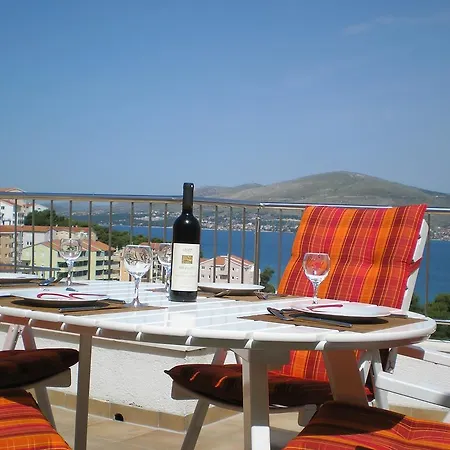 Daire Penthouse Paulina - Large Sunny Terrace - Seaview - 250m To And Restaurants - Free Parking - And Ciovo - 15 Minutes To Airport *