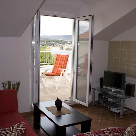 Daire Penthouse Paulina - Large Sunny Terrace - Seaview - 250m To And Restaurants - Free Parking - And Ciovo - 15 Minutes To Airport